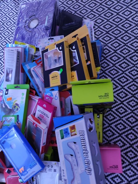 Caixa para destralhar c/81 artigos variados novos