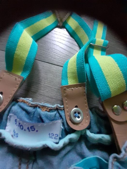 Spodnie jeansowe z szelkami rozmiar 122