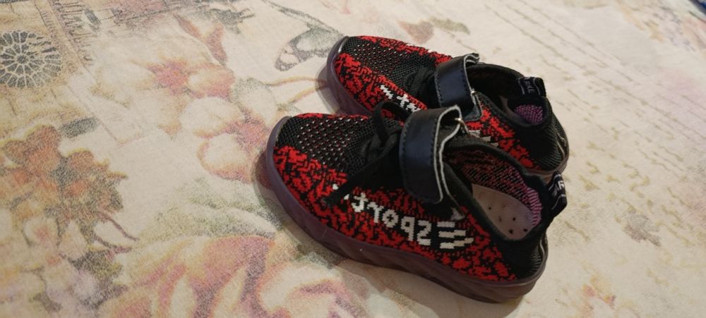 Детские кроссовки