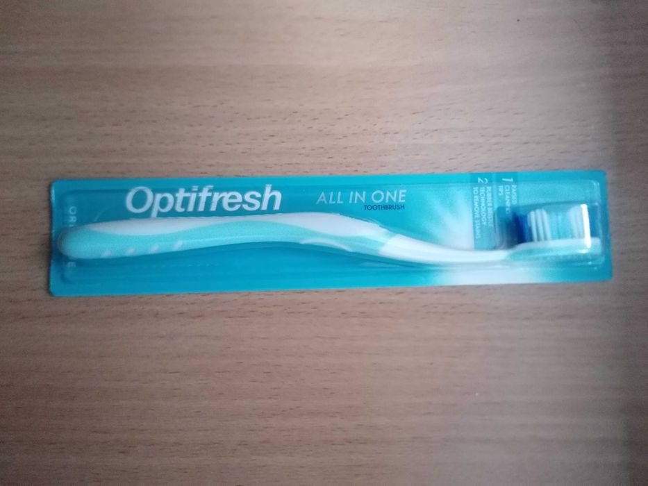 Szczoteczka do zębów średnia twardość Oriflame.