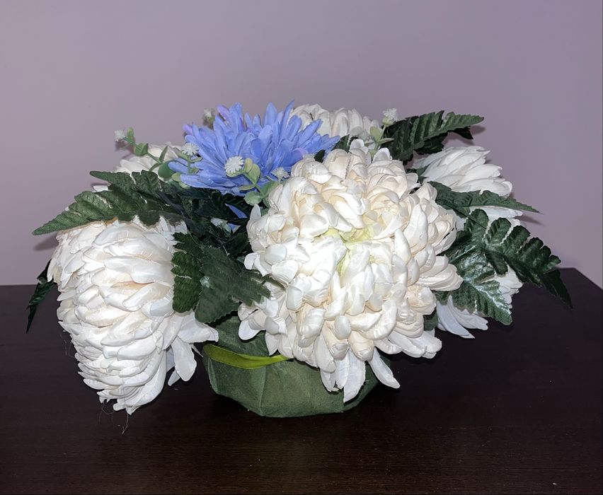 Diy kompozycja ze sztucznych kwiatów