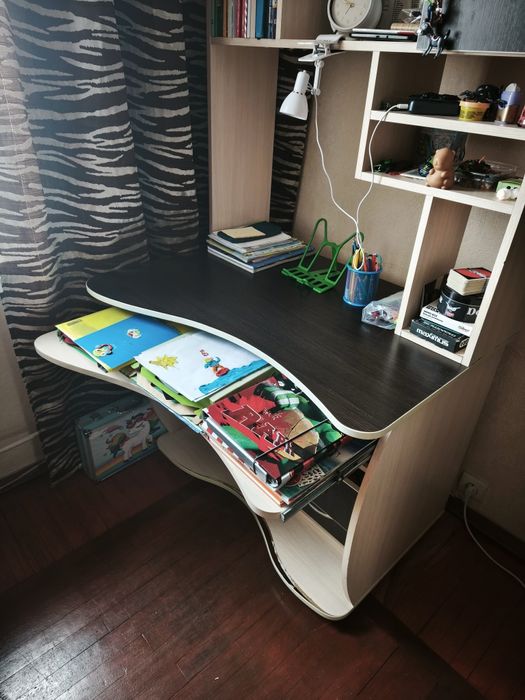 Комп'ютерний стіл