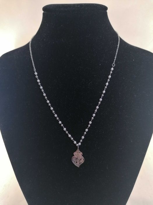 Colar com bolinhas e coração de filigrana - Aço