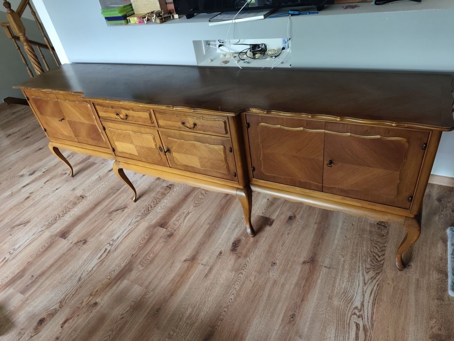 Klasyczna drewniana komoda