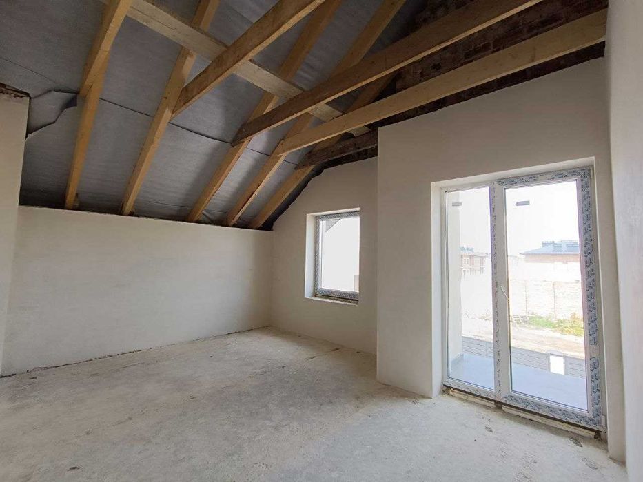 Продається особняк з прямокутною ділянкою, всі комунікації міські.