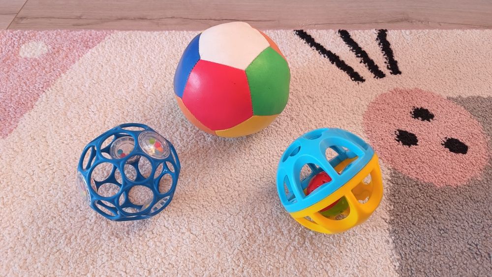 Piłki niemowlęce sensoryczne Smiki, Oball z grzechotką