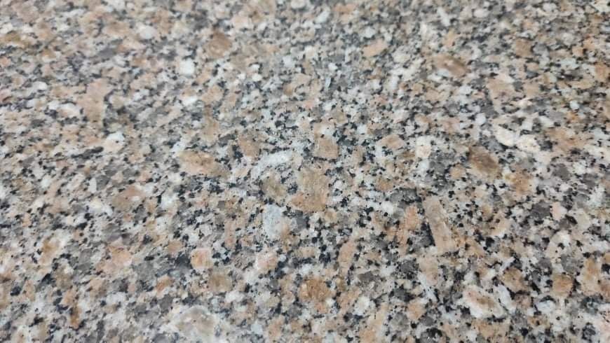 Mesa em madeira maciça com tampo em mármore e 4 cadeiras.