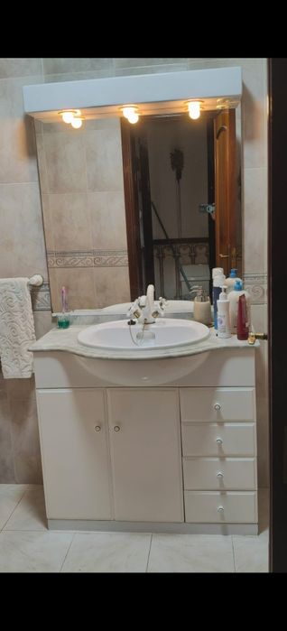 Móvel de casa de banho com espelho