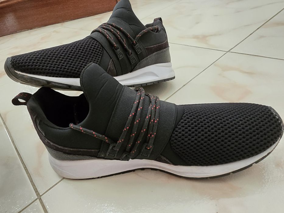 Sapatilhas pretas tamanho 41 cordões com riscas vermelhas