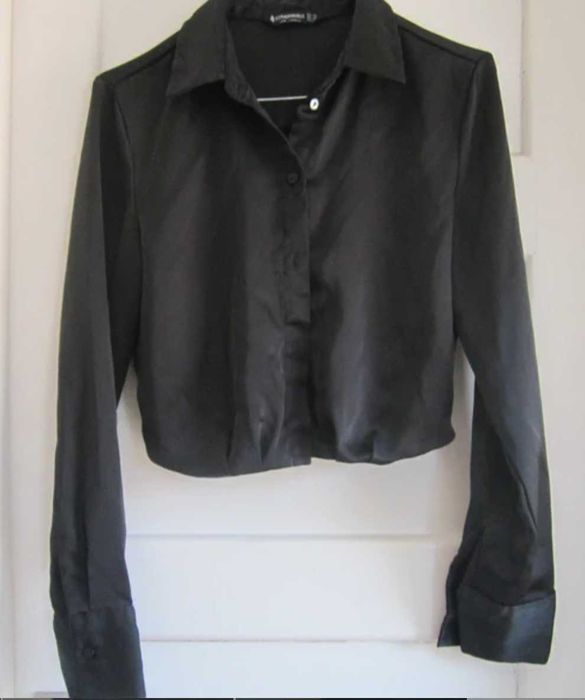 Camisa cropped Stradivarius preta, XS acabamento acetinado brilhante, botões pretos tonais