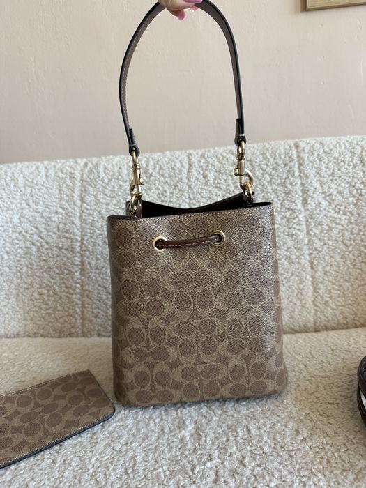 Сумка Coach Rowan Bucket Bag In Signature Canvas бежева