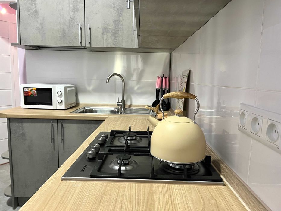 Хостел сучасний у Києві вул. Дмитрівська. Легка доступність! Світло є!