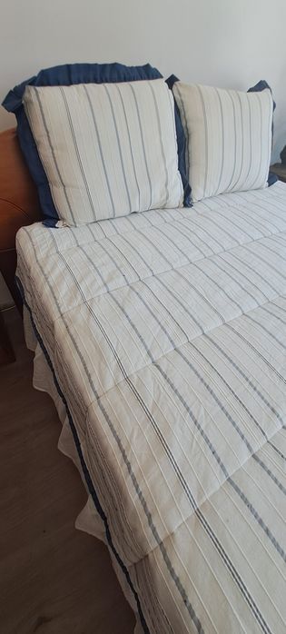 Conjunto de edredão com duas almofadas em tons de branco e azul