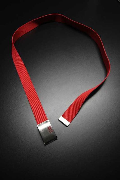 Cinto vermelho com fivela metálica ajustável da Fourstar Vintage