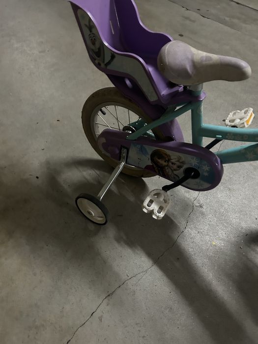 Bicicleta  crianca com capacete