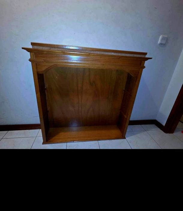 Cómoda espaçosa com escrevaninha e armário superior