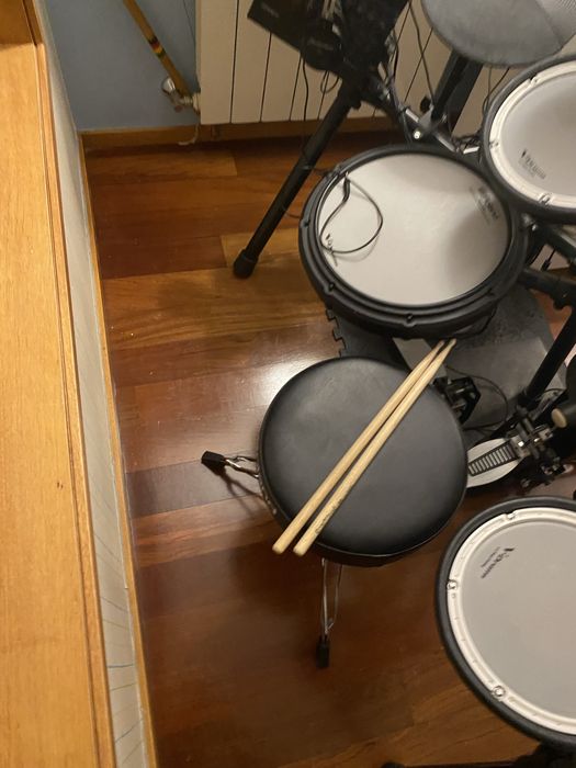Bateria da Roland como nova com coluna, fones e baquetas.