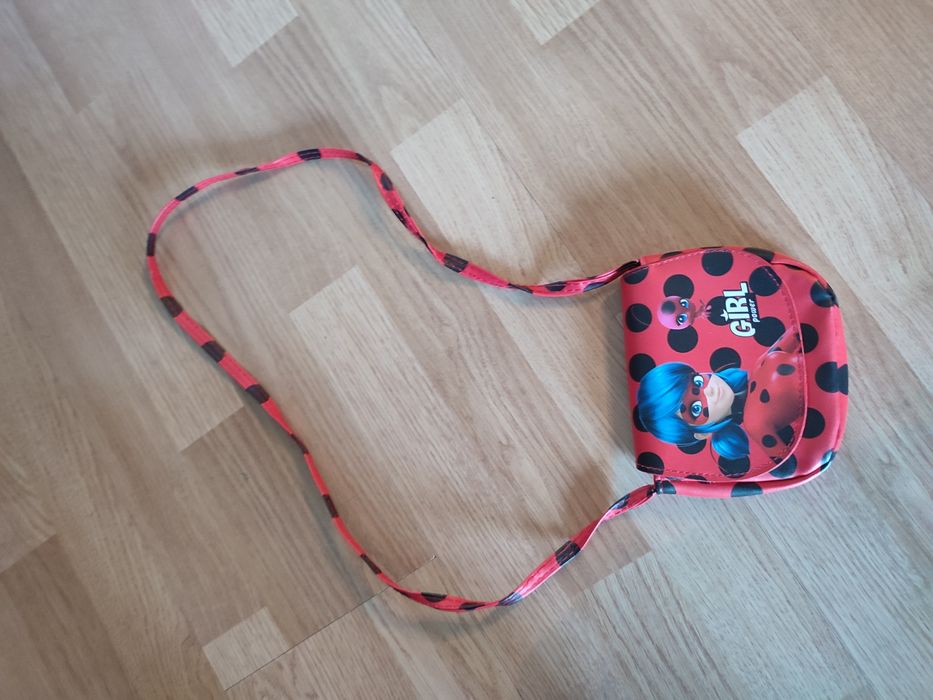 Torebka z postacią z bajki biedronka i czarny kot kot