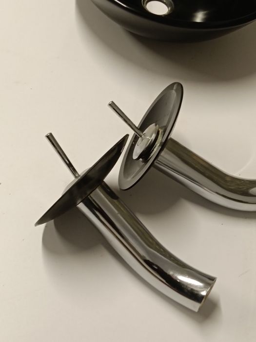 Umywalki nadblatowe wraz z bateriami.