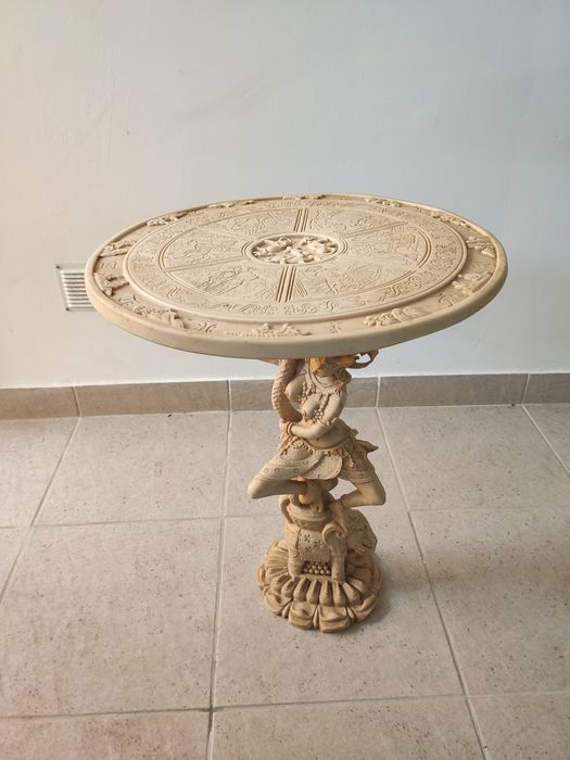 Mesa decorativa impecável