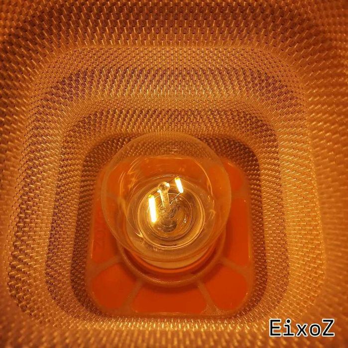 Candeeiro de mesa E27 com Lâmpada LED - NOVO Ref: 004