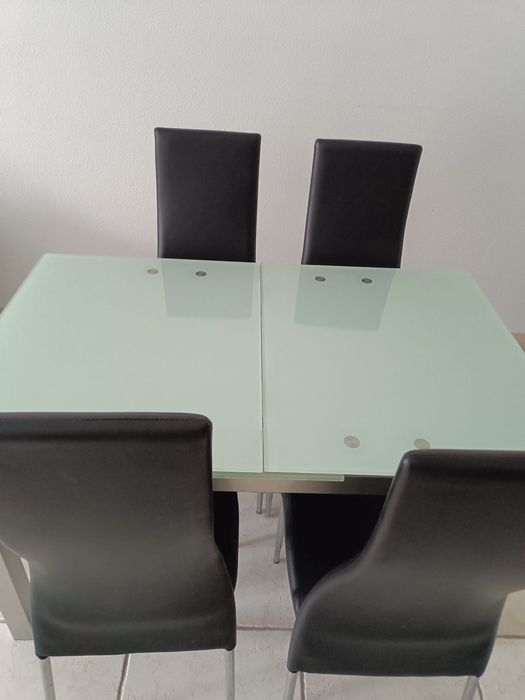 Mesa de sala e cadeiras / Conjunto