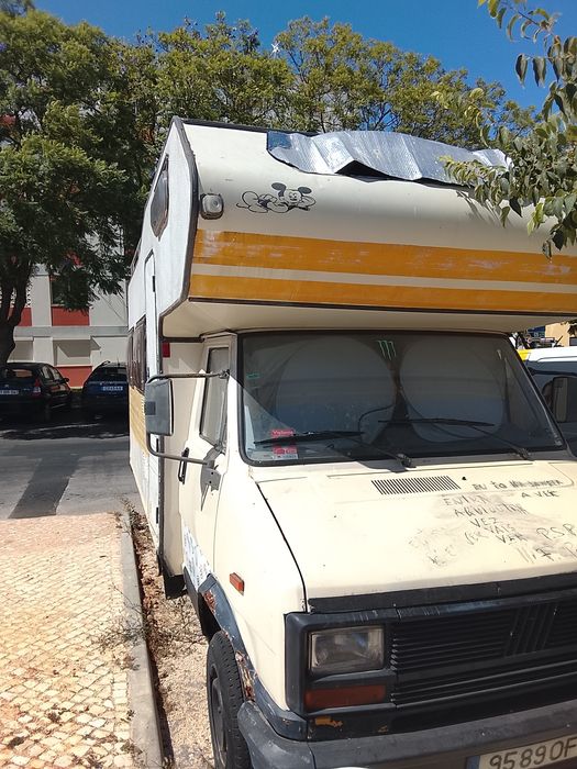 Autocaravana acidentada o resto com tudo bom interior  para quem tiver espaço e interesse em reparar tem aqui boa oportunidade é antiga pneus novos