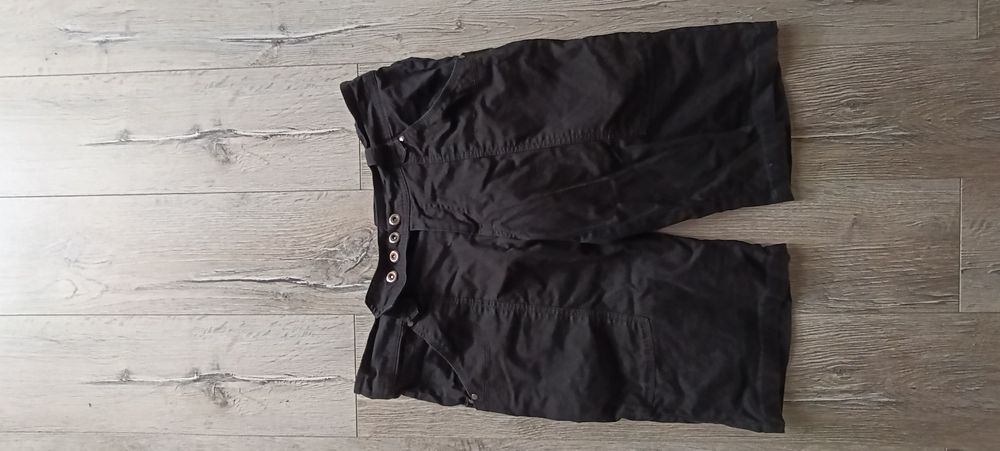 Czarne rybaczki rozm M-L wymiary na fotkach Stan bardzo dobry. 100 % cotton
