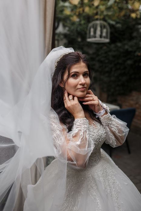 Сукня весільна пишна з шлейфом