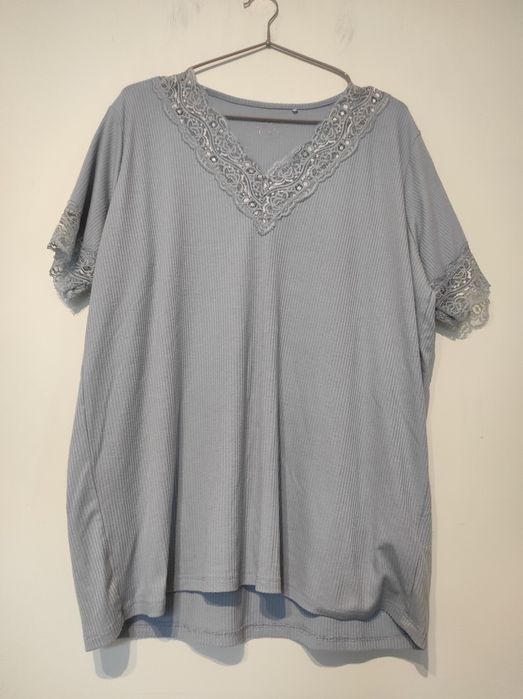 Niebieska prążkowana bluzka z koronką