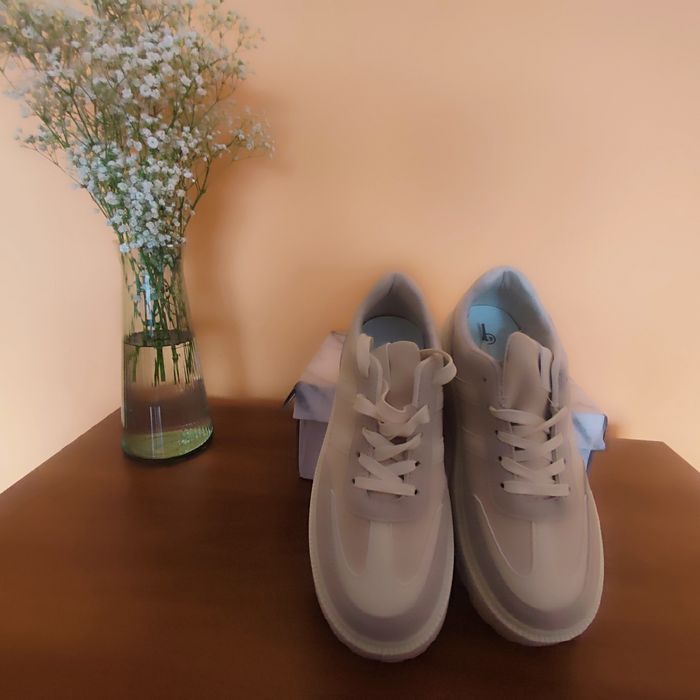 Sportowe obuwie damskie na koturnie