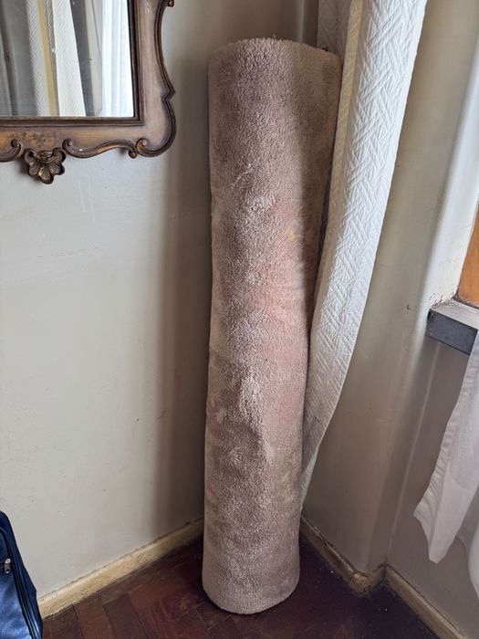 Tapete MONTANA bege-rosado de pelo alto USADO – 133 × 190 cm