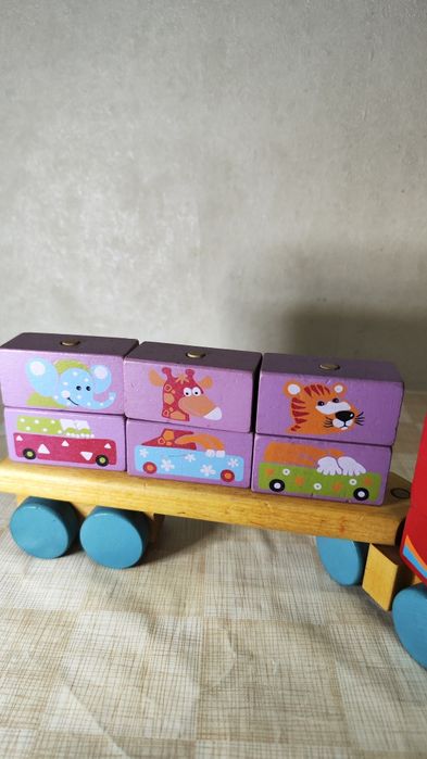 Дерев'яна іграшка Вантажівка-тягач із кубиками Cubika