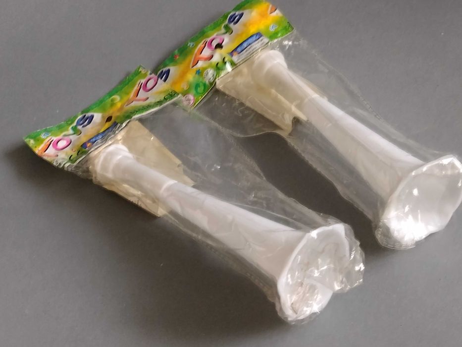 Trąbki Plastikowe Zabawkowe  Nieużywane - para