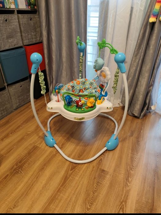Skoczek interaktywny grający z dużą ilością zabawek obrotowy