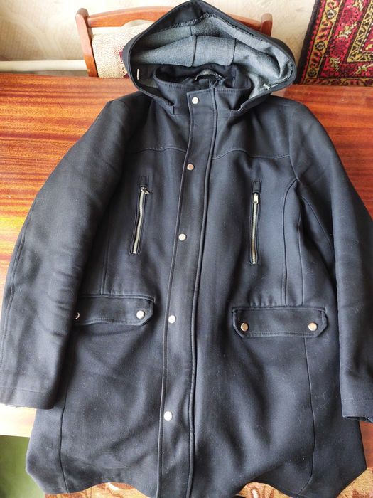 Черное пальто с капюшоном