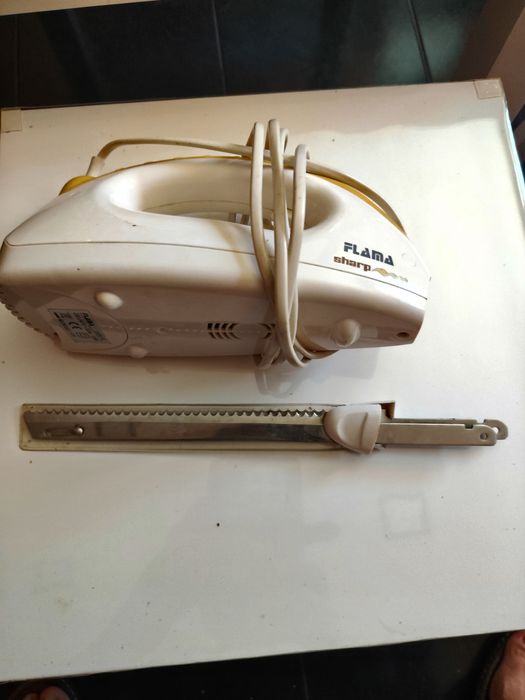Faca elétrica flama e jarro de água brita