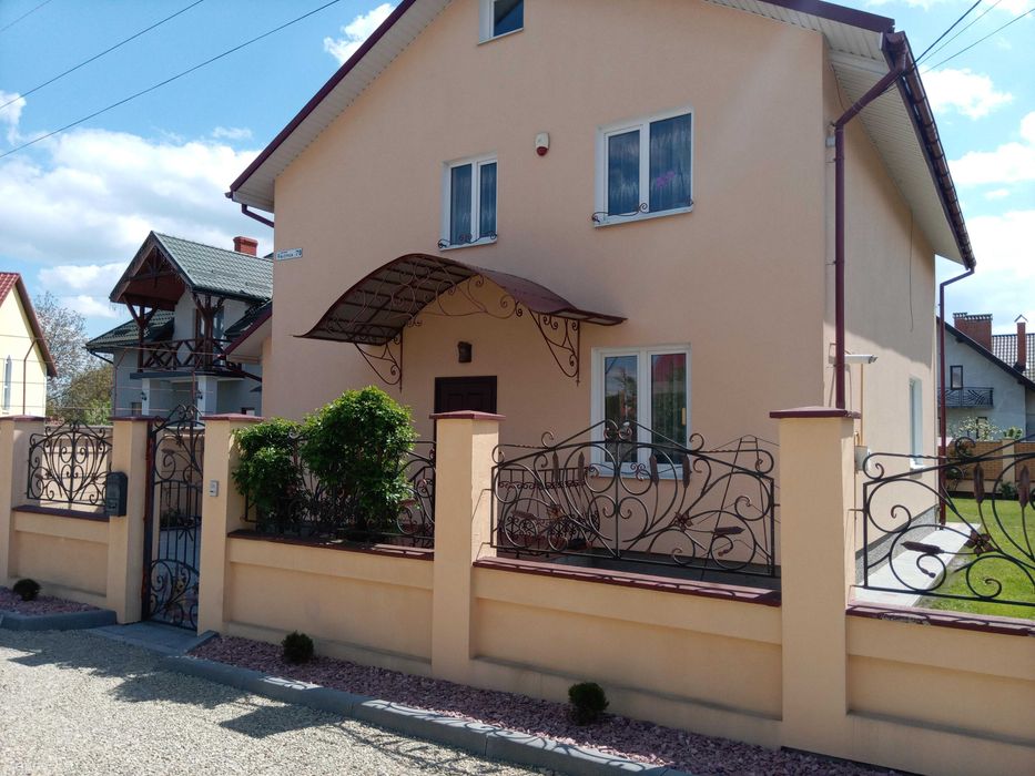 Продаю у місті Дрогобич 3 поверховий будинок з фінською сауною і ділянкою на 6 соток, 199 кв. м, 7 кімнат, на вул. Василя Стуса