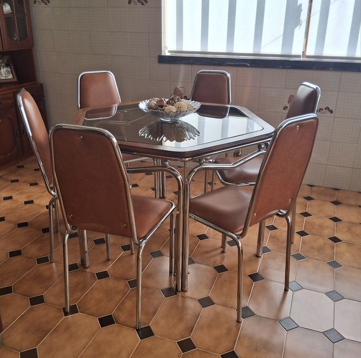 Mesa de vidro e 6 cadeiras