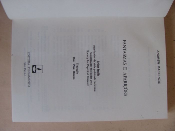 Fantasmas e Aparições de Andrew MacKenzie