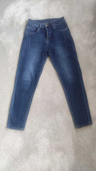 Damskie jeansy mom fit