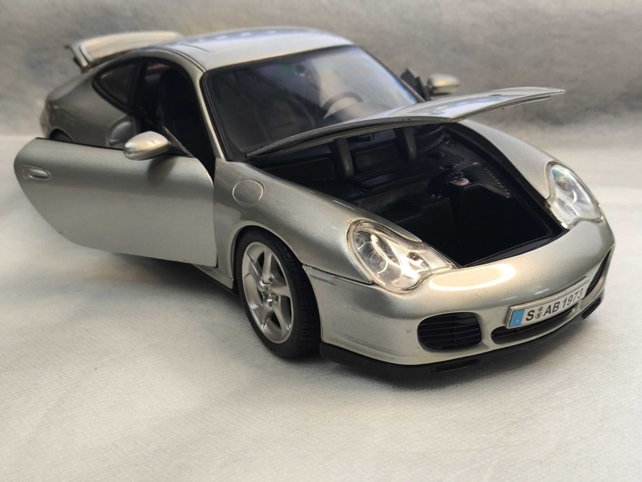 Модель Porsche 911 Carrera 4S 1/18 Maisto Thailand