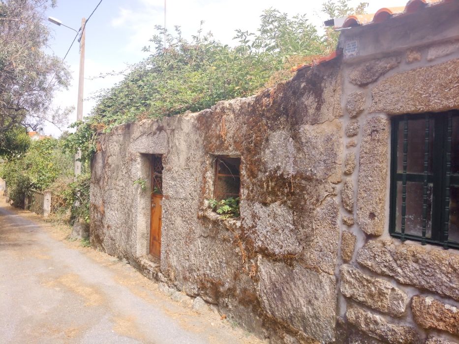 Vendo Casa Rústica para reconstrução, Linhares (Celorico da Beira)