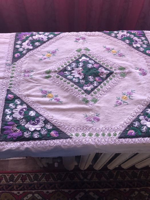 Продам вышитую скатерть