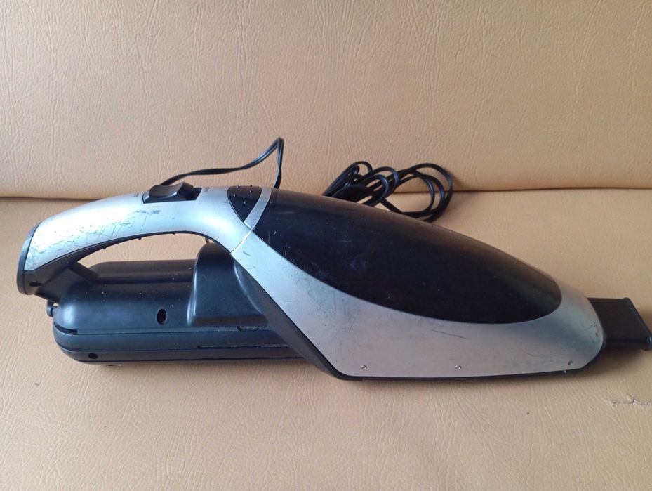 Aspirador de carro Lervia. Com marcas de uso, mas a funcionar.