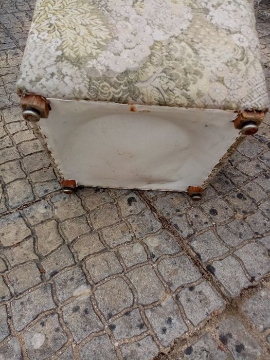 Banqueta forrada com tecido