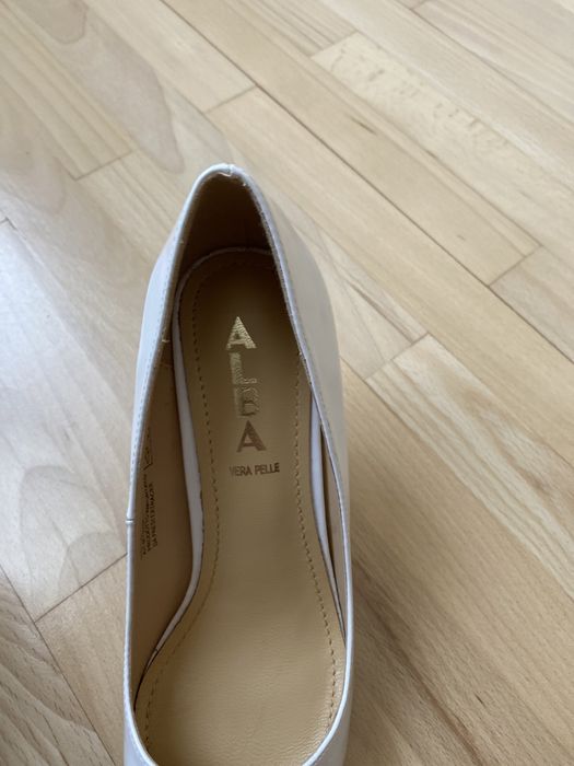 Туфлі білі дуже елегантні