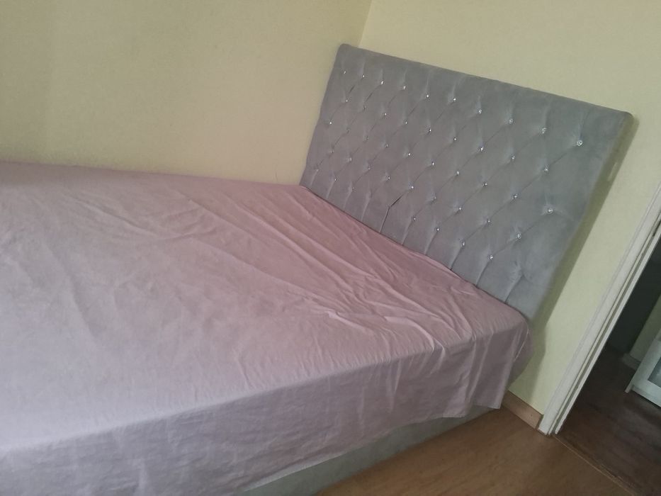 Cama de casal estofada com arrumação