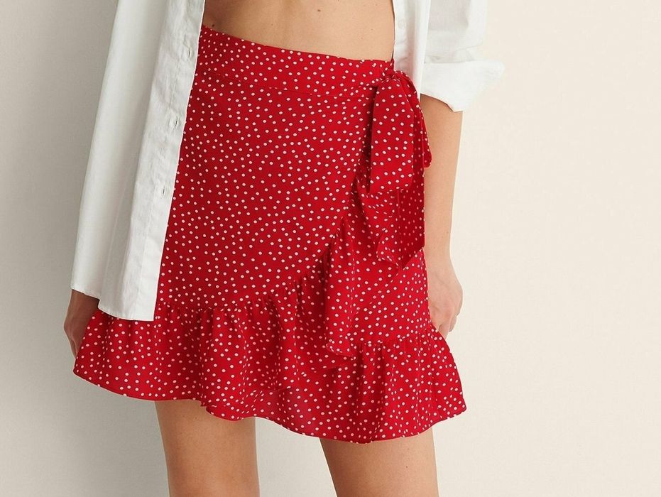 Spódnica mini w kropki wiązana z falbanką M