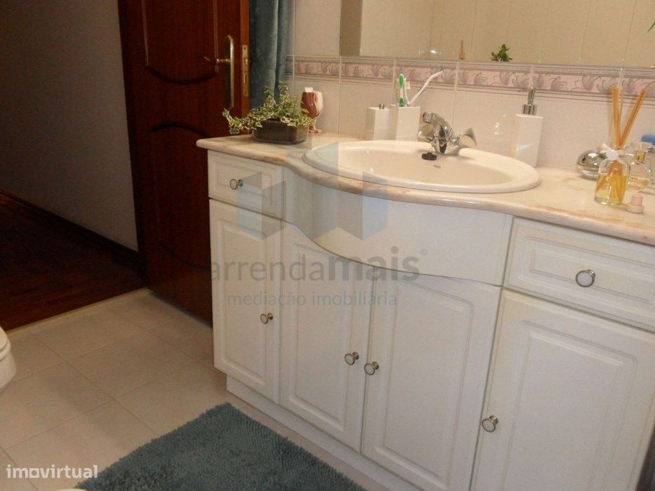 Arrenda-Se Apartamento T2 Com Garagem Junto Solum